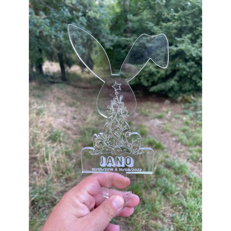 Stèle en plexiglas transparent – hommage à votre lapin Stèle en plexiglas transparent – hommage à votre lapin